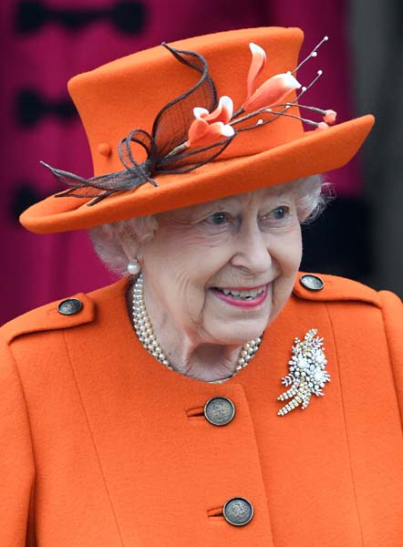 KRALİÇE ELIZABETHİN GÖRKEMLİ MÜCEVHERLERİ