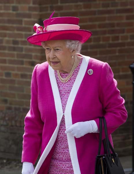 KRALİÇE ELIZABETHİN GÖRKEMLİ MÜCEVHERLERİ