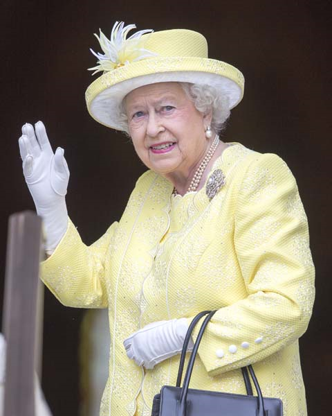 KRALİÇE ELIZABETHİN GÖRKEMLİ MÜCEVHERLERİ