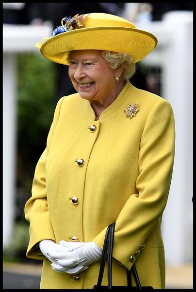 KRALİÇE ELIZABETHİN GÖRKEMLİ MÜCEVHERLERİ