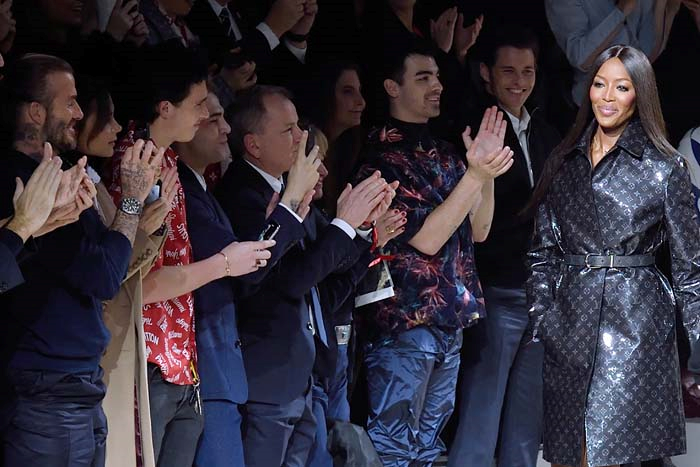 NAOMI CAMPBELL VE KATE MOSS PODYUMA ÇIKTI