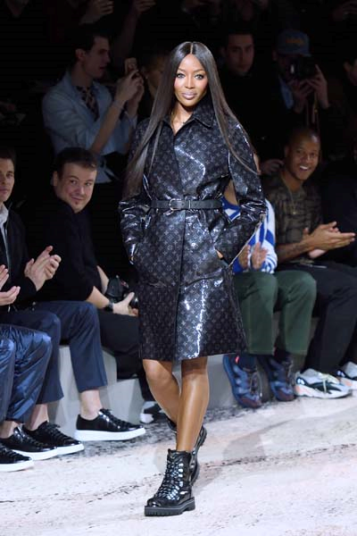 NAOMI CAMPBELL VE KATE MOSS PODYUMA ÇIKTI