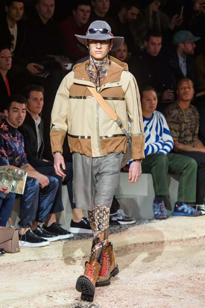 NAOMI CAMPBELL VE KATE MOSS PODYUMA ÇIKTI