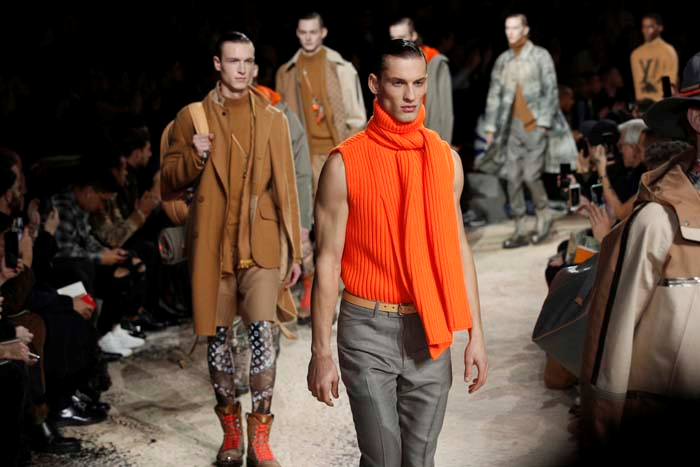 NAOMI CAMPBELL VE KATE MOSS PODYUMA ÇIKTI