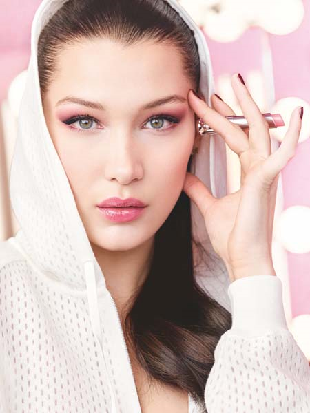 BELLA HADID, DIOR MAKEUPIN LIP GLOWUNU TANITTI