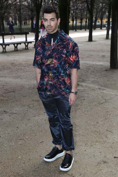 NAOMI CAMPBELL VE KATE MOSS PODYUMA ÇIKTI