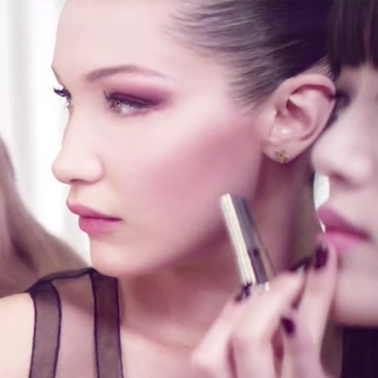 BELLA HADID, DIOR MAKEUPIN LIP GLOWUNU TANITTI