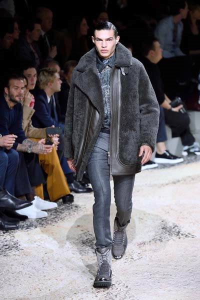 NAOMI CAMPBELL VE KATE MOSS PODYUMA ÇIKTI