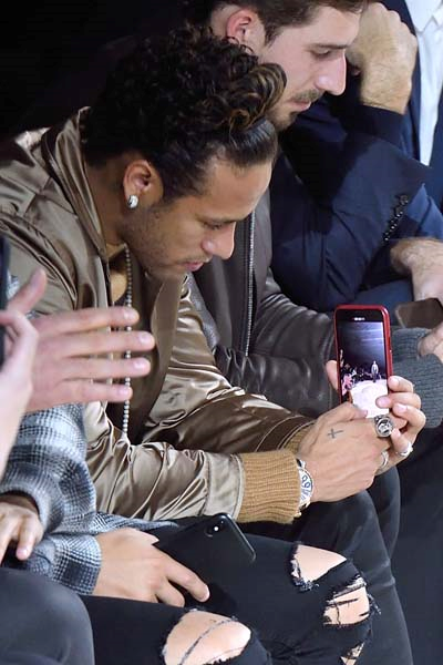 NAOMI CAMPBELL VE KATE MOSS PODYUMA ÇIKTI