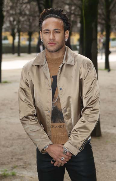 NAOMI CAMPBELL VE KATE MOSS PODYUMA ÇIKTI