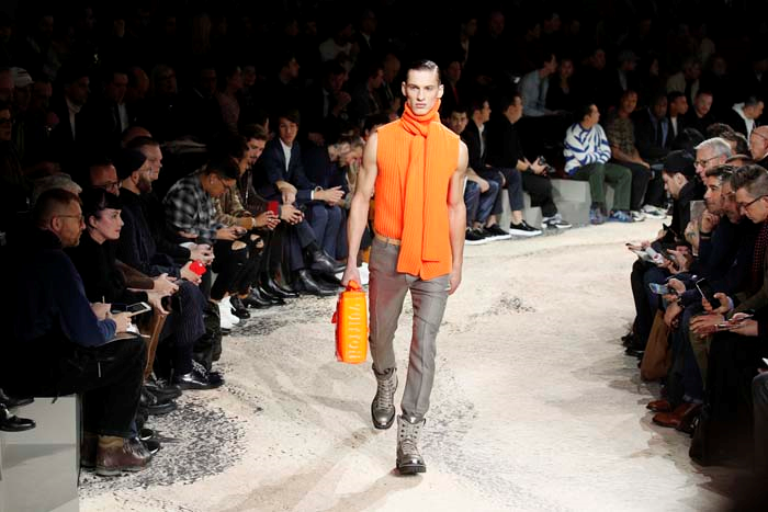 NAOMI CAMPBELL VE KATE MOSS PODYUMA ÇIKTI