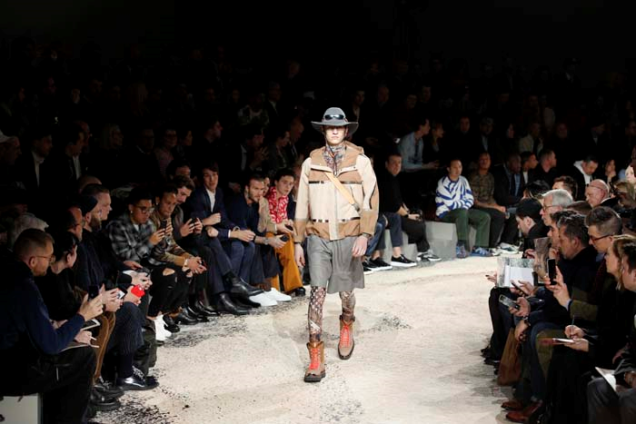 NAOMI CAMPBELL VE KATE MOSS PODYUMA ÇIKTI