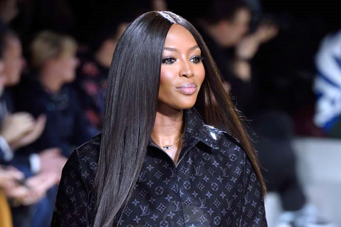 NAOMI CAMPBELL VE KATE MOSS PODYUMA ÇIKTI