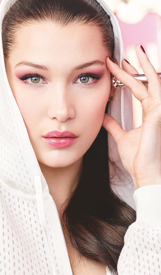 BELLA HADID, DIOR MAKEUPIN LIP GLOWUNU TANITTI