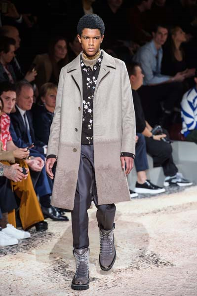 NAOMI CAMPBELL VE KATE MOSS PODYUMA ÇIKTI