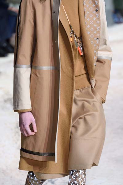 NAOMI CAMPBELL VE KATE MOSS PODYUMA ÇIKTI