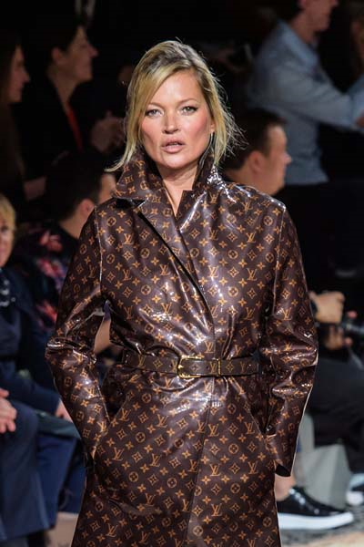 NAOMI CAMPBELL VE KATE MOSS PODYUMA ÇIKTI