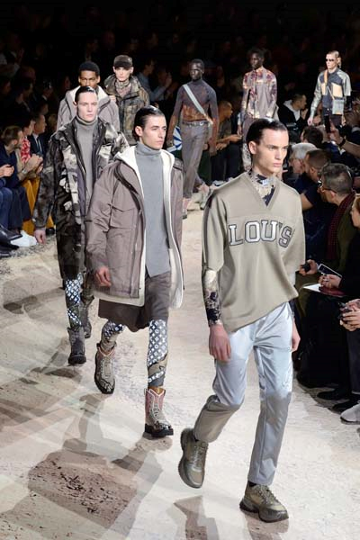 NAOMI CAMPBELL VE KATE MOSS PODYUMA ÇIKTI