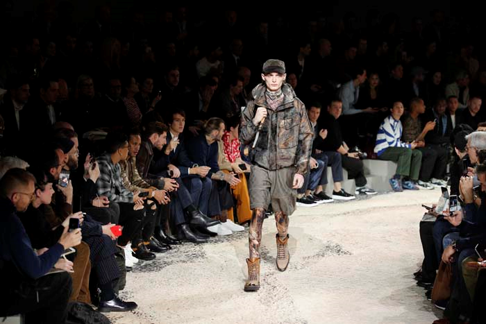 NAOMI CAMPBELL VE KATE MOSS PODYUMA ÇIKTI