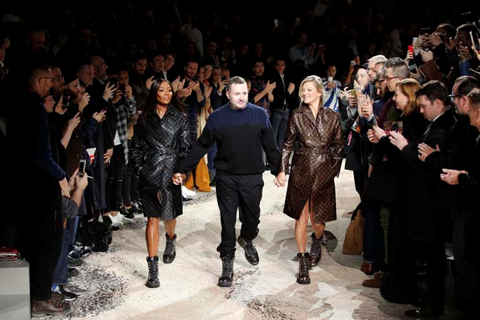 NAOMI CAMPBELL VE KATE MOSS PODYUMA ÇIKTI