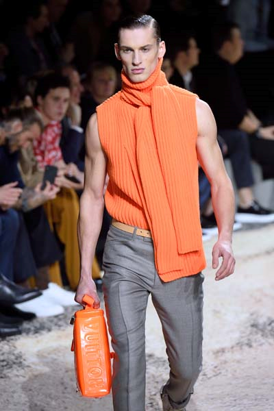 NAOMI CAMPBELL VE KATE MOSS PODYUMA ÇIKTI