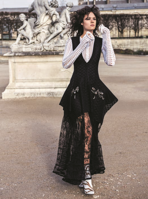 PARİS SOKAKLARINDA KANSAI YAMAMATOYA SAYGI DURUŞU