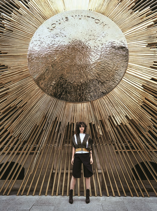 PARİS SOKAKLARINDA KANSAI YAMAMATOYA SAYGI DURUŞU