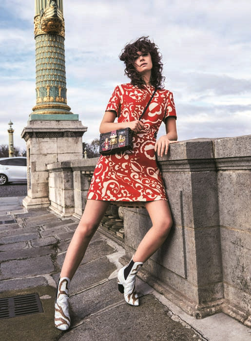 PARİS SOKAKLARINDA KANSAI YAMAMATOYA SAYGI DURUŞU