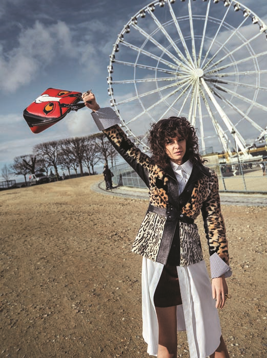 PARİS SOKAKLARINDA KANSAI YAMAMATOYA SAYGI DURUŞU