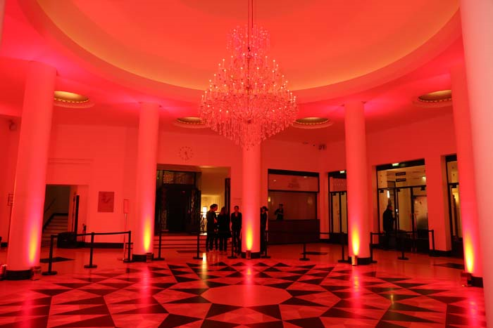 ÖZGÜRLÜĞÜN ELLİ TONU FİLMİNİN PARİS PRÖMİYERİ