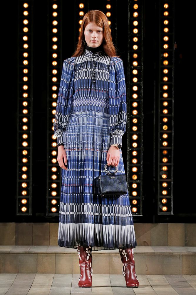 25. YILA ÖZEL DEFİLE