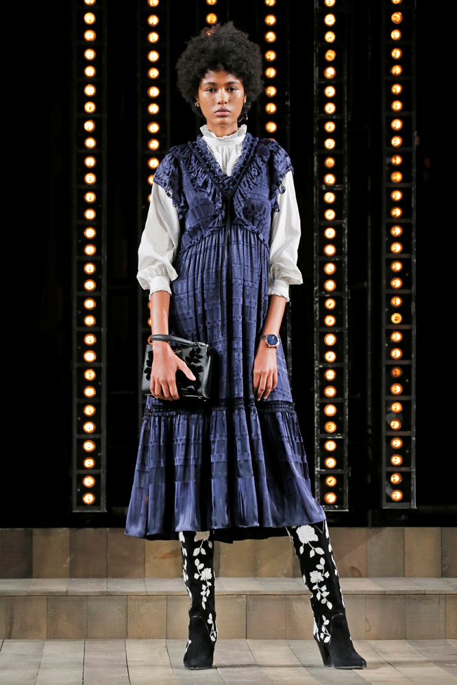 25. YILA ÖZEL DEFİLE