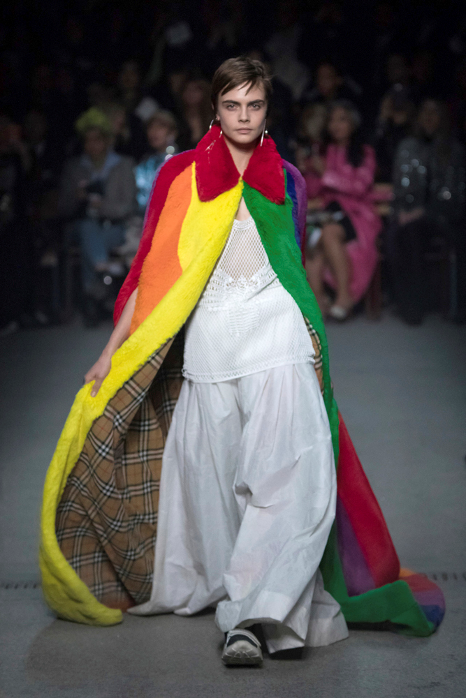 LONDRA MODA HAFTASINDA BURBERRY