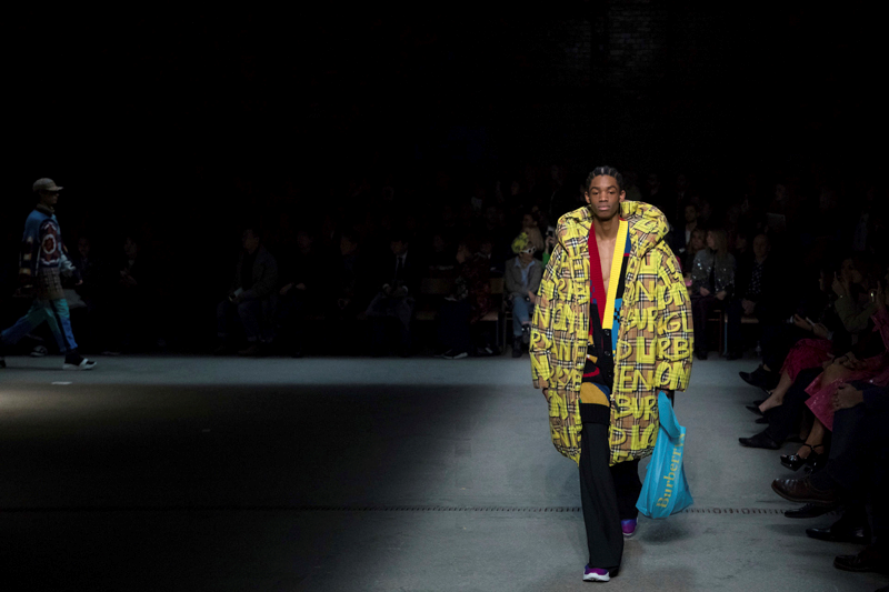 LONDRA MODA HAFTASINDA BURBERRY