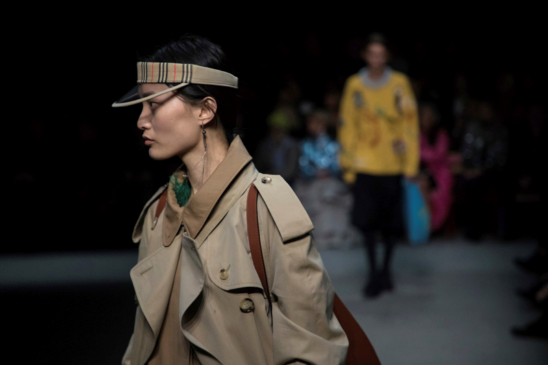 LONDRA MODA HAFTASINDA BURBERRY