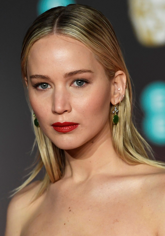 JENNIFER LAWRENCEIN BAFTADA DİKKAT ÇEKEN GÜZELLİĞİ