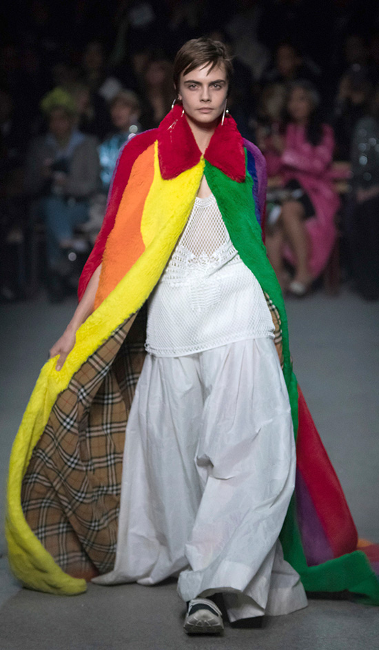 LONDRA MODA HAFTASINDA BURBERRY