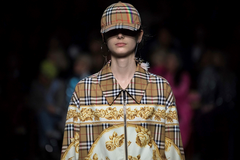 LONDRA MODA HAFTASINDA BURBERRY