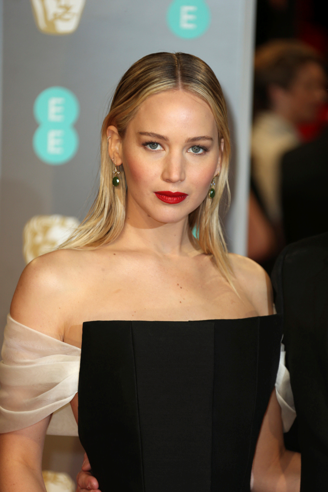 JENNIFER LAWRENCEIN BAFTADA DİKKAT ÇEKEN GÜZELLİĞİ