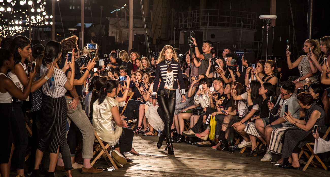 TOMMY HILFIGER DEFİLESİ CANLI YAYINDA ALEM'DE!