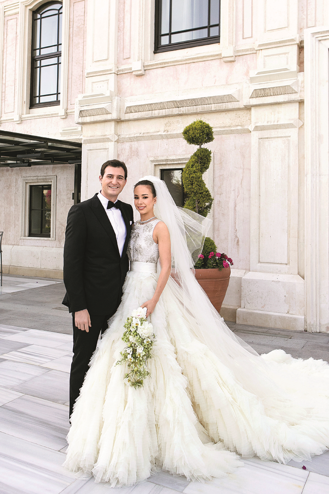 LARA ERSU VE CEM ÖZSÜER EVLENDİ