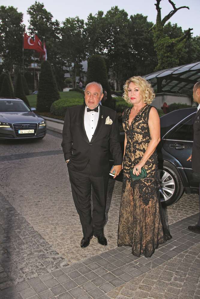 LARA ERSU VE CEM ÖZSÜER EVLENDİ