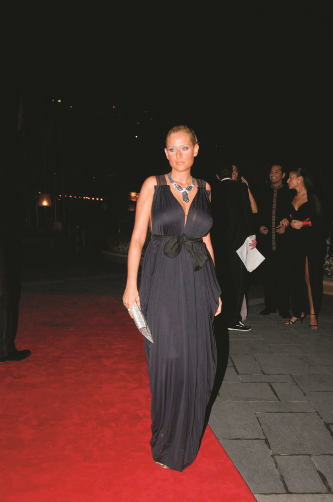 CEMİYETİN SİYAH ŞIKLIĞI