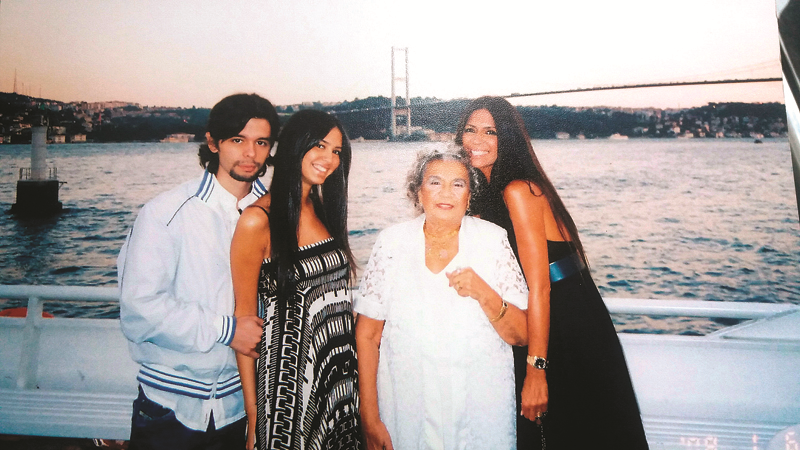 CELAL ÇAPA ANNESİ FİKRET ŞENESİ ANDI