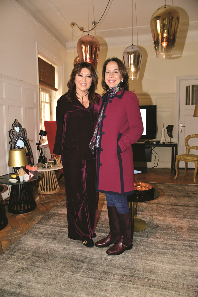 ÖZLEM AVCIOĞLU DOSTLARINI AĞIRLADI