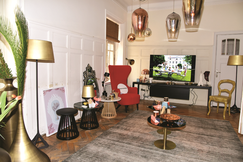 ÖZLEM AVCIOĞLU DOSTLARINI AĞIRLADI