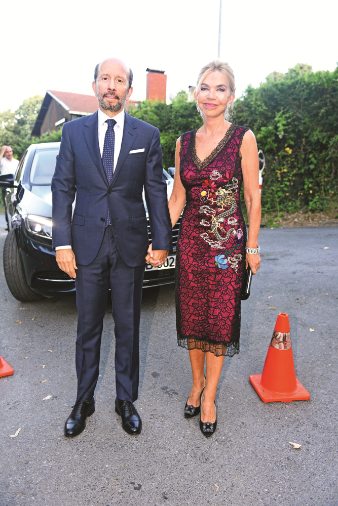 ESRA ECZACIBAŞI VE MURAT ÇOŞKUN NİŞANLANDI