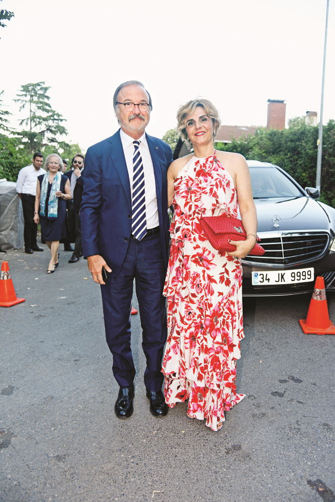 ESRA ECZACIBAŞI VE MURAT ÇOŞKUN NİŞANLANDI