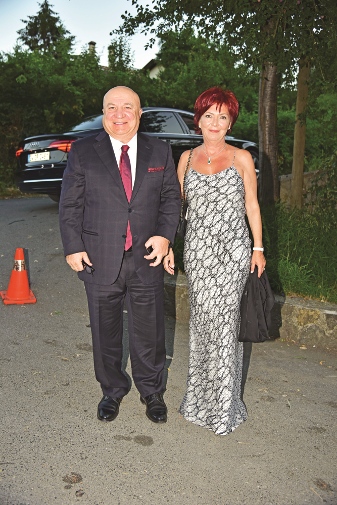 ESRA ECZACIBAŞI VE MURAT ÇOŞKUN NİŞANLANDI