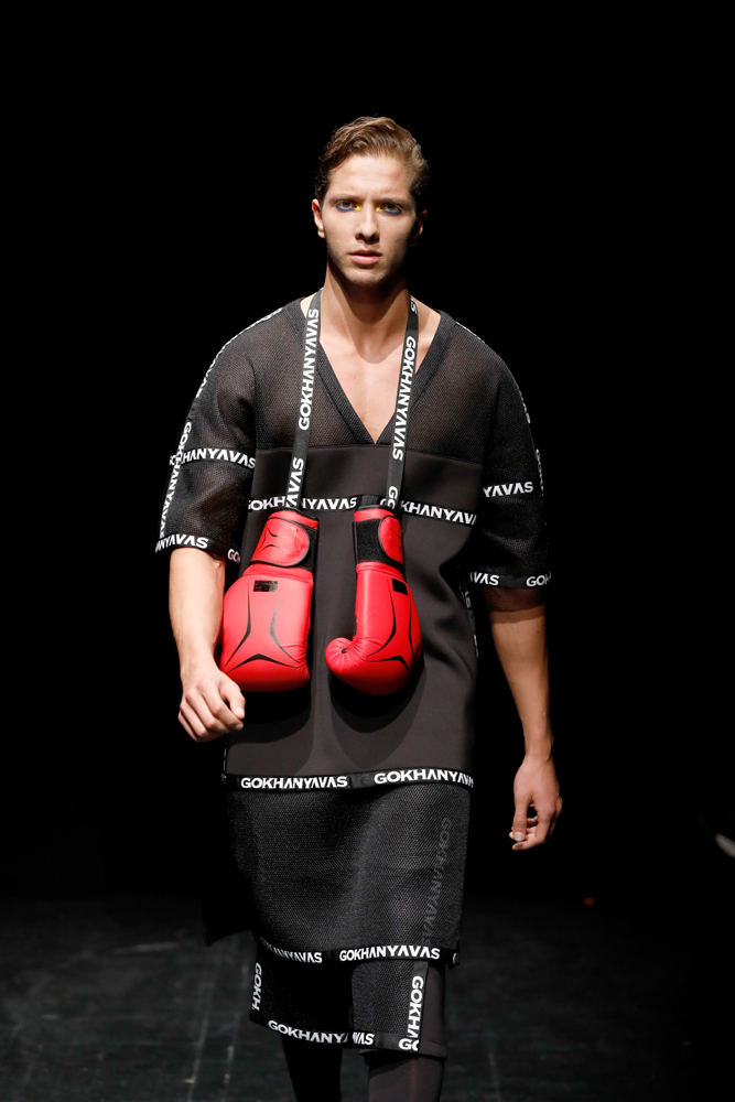 İLHAMINI GEÇMİŞTEN ALIYOR